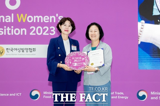올해의 여성발명왕에 오른 장금자 대표(오른쪽)가 김순선 한국여성발명협회장과 기념 촬영을 하고 있다. / 특허청