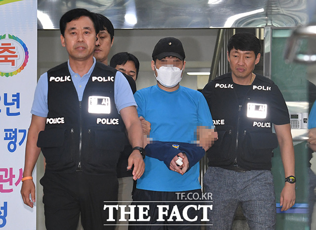 묻지마 칼부림 사건 피의자 조 씨가 23일 오후 서울중앙지방법원에서 열리는 구속 전 피의자 심문(영장실질심사)을 받기 위해 서울 관악경찰서를 나서고 있다. /박헌우 기자