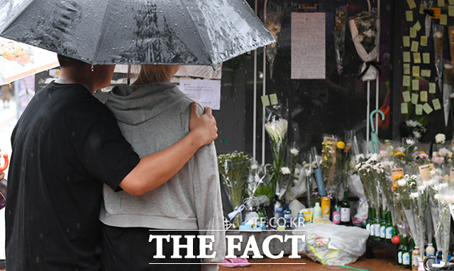 지난 21일 서울 관악구 신림역 인근에서 묻지마 칼부림 사건이 발생한 가운데 23일 오전 사건이 발생한 현장을 찾은 시민들이 추모 공간을 바라보고 있다. /박헌우 기자