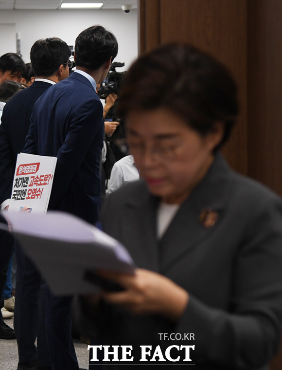 국민의힘 국토위 간사인 김정재 의원이 24일 오후 서울 여의도 국회 소통관에서 기자회견을 준비하는 가운데, 앞서 기자회견을 마친 더불어민주당 국토위 의원들이 든 피켓이 보이고 있다.