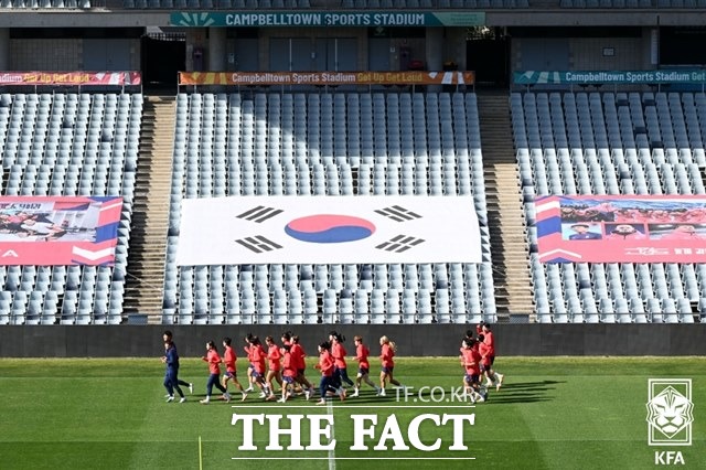 한국과 콜롬비아의 여자 축구 월드컵 조별 리그 1차전 경기를 대상으로 프로토 승부식 한경기구매 게임이 발매된다. 사진은 호주 캠벨타운에서 몸을 풀고 있는 한국여자축구대표팀 선수들./시드니=KFA