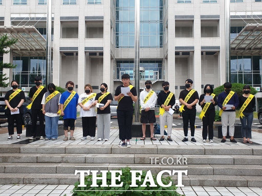 지난 19일 대전 동구 대전천에서 10대가 급류에 휩쓸려 사망한 사건과 관련해 유족들이 24일 대전시청 앞에서 기자회견을 하고 있다. / 대전=최영규 기자