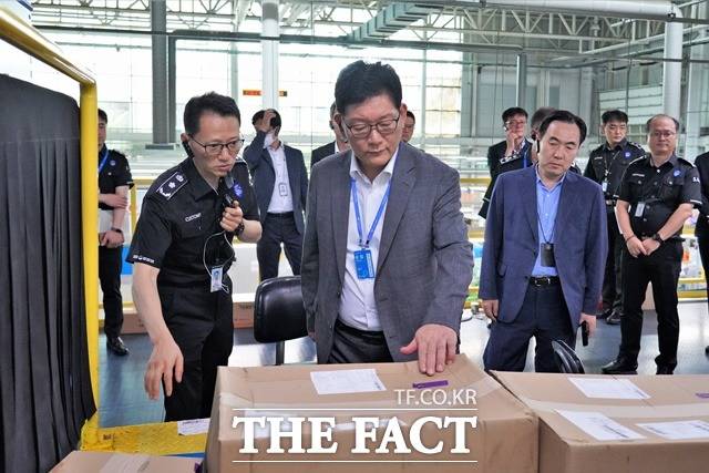 고광효 관세청장이 24일 인천공항 국제우편물류센터를 찾아 국제우편물 긴급 통관 강화 조치 이행 상황을 점검하고 있다. / 관세청