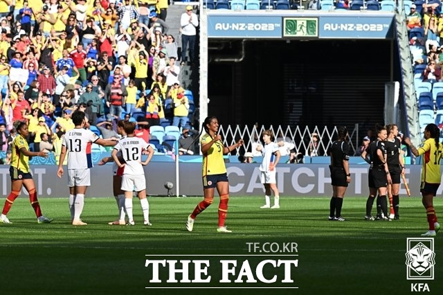 16강 진출을 노린 한국여자축구대표팀이 25일 콜롬비아와 2023 FIFA 여자월드컵 H조 1차전에서 0-2로 패한뒤 허탈한 표정을 감추지 못하고 있다./시드니=KFA