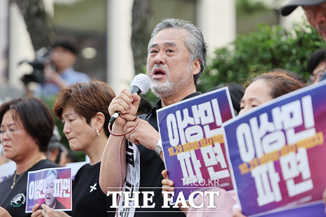 헌법재판소의 탄핵소추 기각 결정을 두고 시민사회는 강하게 비판했다. 헌법재판소가 이상민 행안부 장관에 대한 국회의 탄핵심판 청구를 기각한 25일 오후 서울 종로구 헌법재판소 앞에서 10·29 이태원 참사 유가족협의회, 시민대책회의 관계자들이 입장을 밝히고 있다. /장윤석 인턴기자