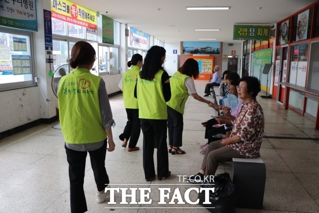 전남 고흥군은 20일과 25일에 고흥읍, 도양읍 시가지 일대에서 최근 사회문제가 되고 있는 고독사에 대한 예방 및 여름철 취약계층 복지사각지대 발굴 안내를 위한 홍보 캠페인을 실시했다고 밝혔다./고흥군