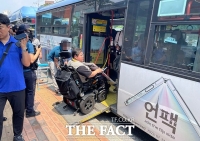  '버스운행 방해' 전장연 활동가 현행범 체포