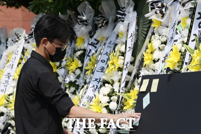 지난 21일 오전 서울 강남구 강남서초교육지원청에 설치된 분향소에 고인을 추모하기 위한 추모객들의 발길이 이어졌다. /서예원 인턴기자