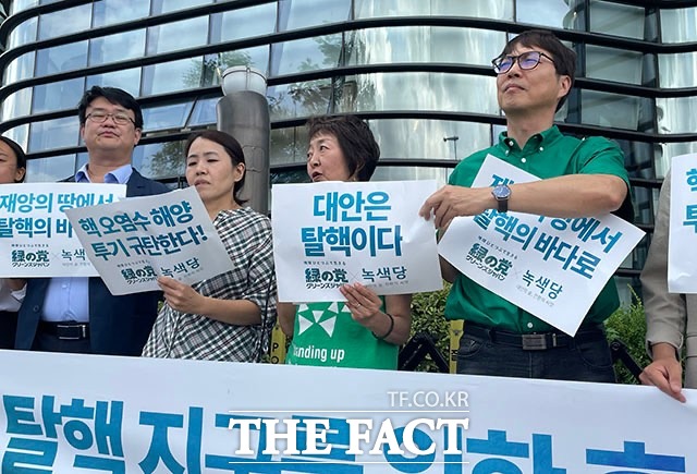 26일 서울 종로구 주한일본대사관 앞에서 오카타 케이코 일본 녹색당 대표(오른쪽에서 두번째)가 일본 정부의 후쿠시마 핵오염수 해양투기를 규탄하는 발언을 하고 있다. /이장원 인턴기자