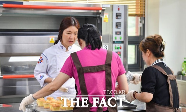 북한 이탈주민들의 사회정착을 지원하는 통일부 소속기관인 하나원 입소자들이 10일 제과 제빵 교육을 받는 모습. 북한 이탈주민은 미리 온 통일이라 불린다. /뉴시스