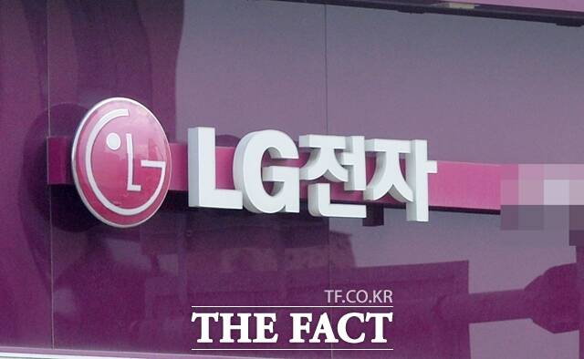 LG전자는 올해 2분기 영업이익 7419억 원을 기록했다고 27일 밝혔다. 1분기에 이어, 또 한 번 삼성전자 영업이익을 앞섰다. /더팩트 DB