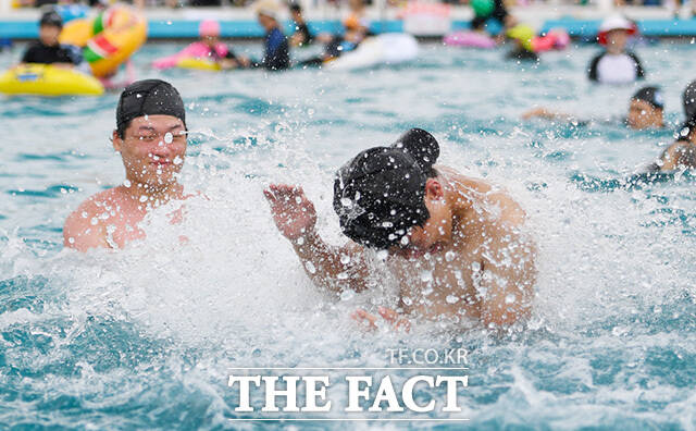전국 대부분 지역에서 체감온도가 35도에 육박하는 무더위가 시작된 27일 오후 서울 영등포구 여의도 한강공원 수영장에서 시민들이 물놀이를 하고 있다. /장윤석 인턴기자