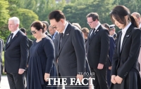  윤석열 대통령 부부, 부산 유엔 기념공원 참배