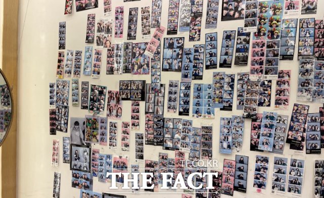 강남역 인근 셀프사진관 벽에 다수의 사진이 걸려있다. /선은양 기자