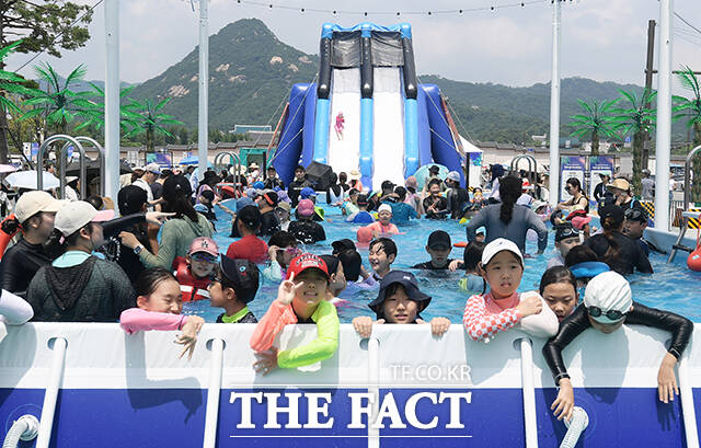 28일 오후 서울 종로구 광화문광장 일대에 열린 2023 서울썸머비치에서 어린이들이 물놀이를 하며 즐거운 시간을 보내고 있다. /서예원 인턴기자