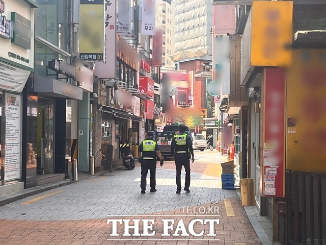 28일 오후 서울 관악구 신림역 부근 골목을 경찰이 순찰하고 있다. /황지향 인턴기자