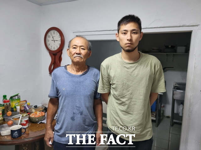 우크라이나 탈출 고려인 동포 김레브씨(68)와 막내아들 김비탈리(18)./고려인마을