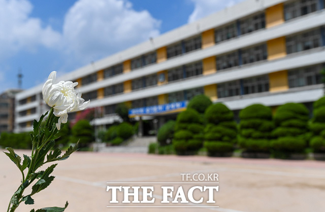 서울 서이초 교사가 극단 선택을 하기 전 학부모 민원 때문에 학교에 두 차례 상담을 요청한 사실이 드러난 가운데 유족 측이 경찰이 사건 조사 초기 대응에 문제가 있었다고 지적했다. 교내에서 극단적 선택으로 사망 한 신규 교사를 추모하기 위해 28일 오전 서울 서초구 서이초등학교를 찾은 교사들과 시민들이 넋을 기리고 있다. /장윤석 인턴기자