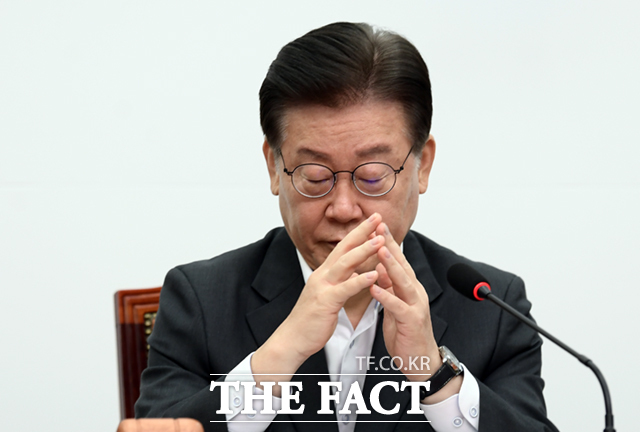 이재명 더불어민주당 대표가 28일 오전 서울 여의도 국회에서 열린 최고위원회의에 참석해 위원들 발언을 듣고 있다./이새롬 기자