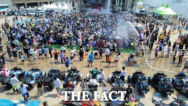 전남 장흥군 정남진 장흥 물축제가 29일 오후 2시 시원한 물싸움과 함께 막을 올렸다./장흥=오중일 기자