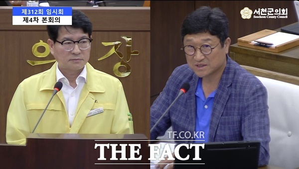 서천군의회 이강선 의원(오른쪽)이 김기웅 군수가 업체에 용역결과를 타당성 있게 만들어라한 발언에 대해 질의하고 있다. / 서천군의회 인터넷방송 캡처