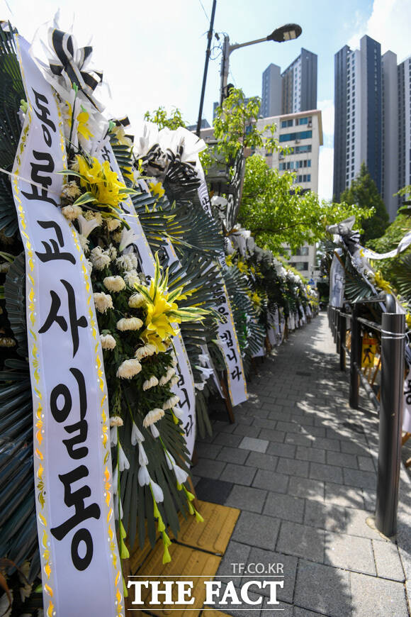 국회 교육위원회 소속 정경희 의원실이 전국 17개 시·도교육청에서 취합한 교육부 자료에 따르면 2018년부터 올해 6월 말까지 공립 초·중·고 교원 100명이 극단적 선택으로 사망했다. 사진은 교내에서 극단적 선택으로 사망 한 신규 교사를 추모하기 위해 지난 28일 오전 서울 서초구 서이초등학교 후문에 화환이 놓여 있는 모습. /장윤석 인턴기자