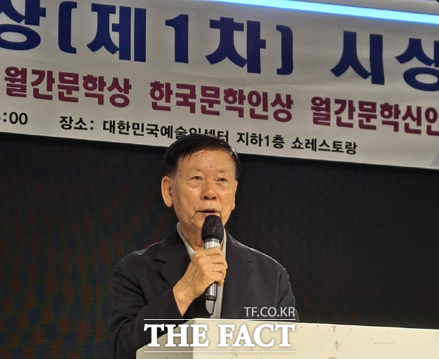 전남 화순 출신 원로작가 김신운씨가 오랜 침묵을 깨고 신작 장편소설 구름 관찰자를 펴내 문단의 화제가 되고 있다./소설가협회