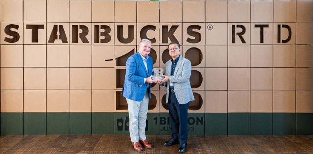 동서식품 김광수 대표이사(오른쪽)와 스타벅스 David Hanson 부사장이 스타벅스 RTD 10억개 판매를 기념하는 행사에서 사진 촬영을 하고 있다. /동서식품