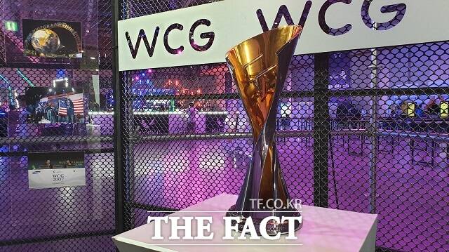 28일 부산 벡스코에서 WCG 2023 부산이 개막한 가운데 입구에 마련된 역사관에 과거 최종 우승 국가에 수여하던 WCG 종합 우승 트로피가 세워져 있다. /최승진 기자