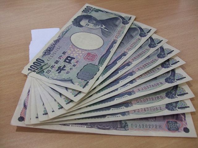 일본중앙은행인 일본은행(BOJ)가 지난 27~28일 금융정책결정회의를 열고 국채수익률곡선제어(YCC) 정책을 유연화하기로 결정했다.이 조치의 영향으로 일본 국채금리가 금리상승하고 엔달러 환율이 하락할 것이라는 전망이 나왔다. 사진은 일본 엔화 지폐./pixabay