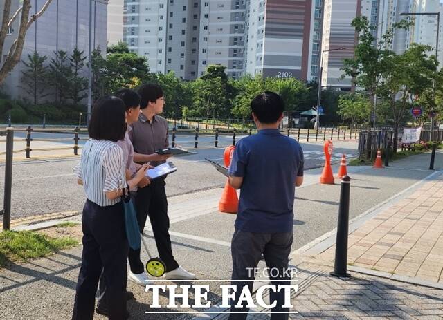 세종시교육청 학교 안전 합동점검단이 통학로의 안전을 살피고 있다. / 세종시교육청