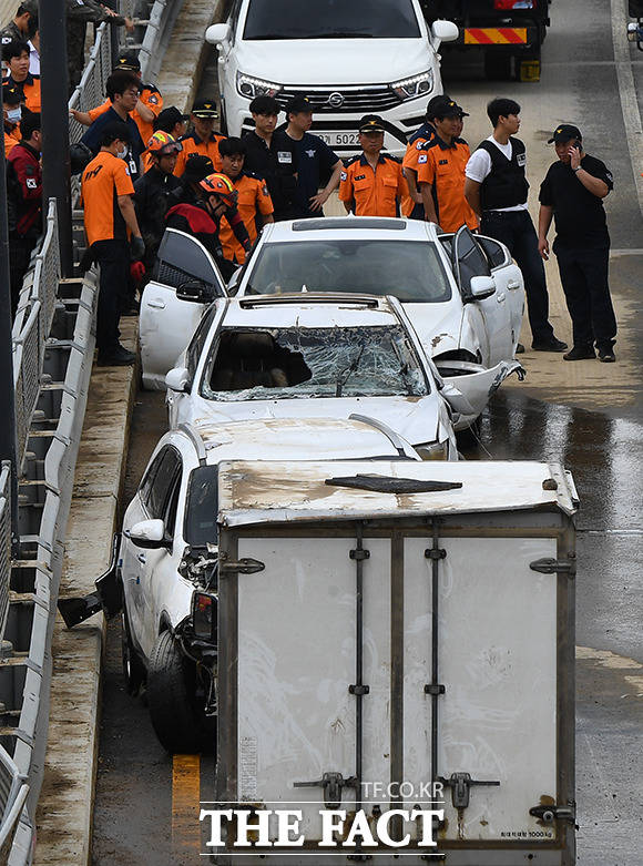 지난 7월 17일 오전 충북 청주시 오송읍 궁평2지하차도 침수 현장에서 경찰 과학수사대를 비롯한 구조인력이 침수차량을 조사하고 있는 모습. /청주=이동률 기자.