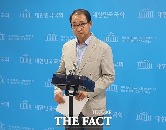 더불어민주당 전당대회 돈 봉투 의혹에 연루된 이성만 무소속 의원이 1일 국회 소통관에서 검찰의 구속영장 재청구와 관련한 기자회견을 마친 뒤 기자들과 만나 질의응답을 하고 있다. /국회=신진환 기자