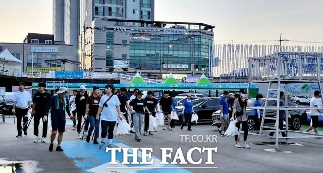 전남 장흥군 정남진 장흥 물축제가 지역민으로 구성된 자원봉사자들의 노력으로 깨끗한 축제장 환경을 유지하고 있다./장흥군