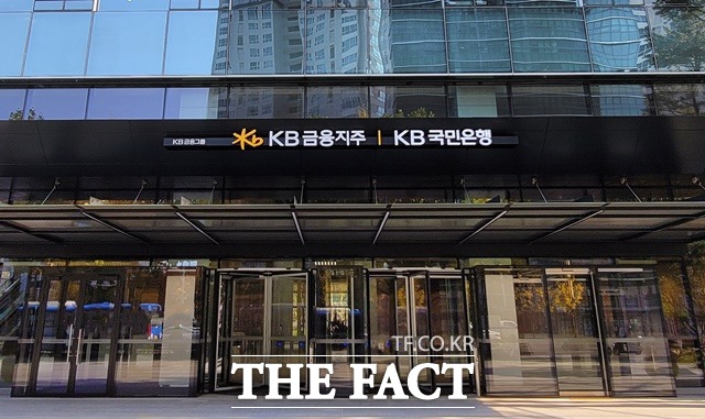 KB금융은 올해 상반기 2조9967억 원의 당기순이익을 기록하며 리딩금융을 수성했다. /KB금융