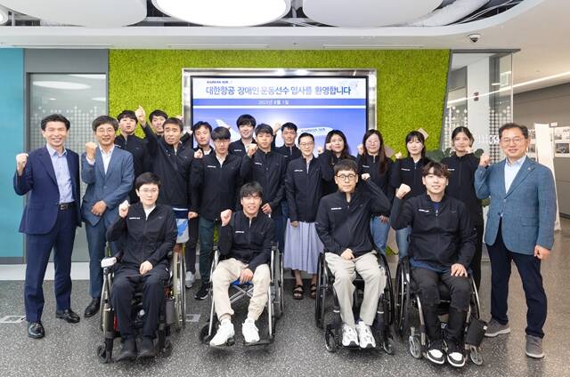 지난 1일 서울 구로구 한국장애인고용공단 구로디지털훈련센터에서 대한항공이 올해 신규 채용한 장애인 운동선수 17명의 입사 환영식과 입사교육을 가졌다. 사진은 참가자들이 기념촬영을 하는 모습. /대한항공