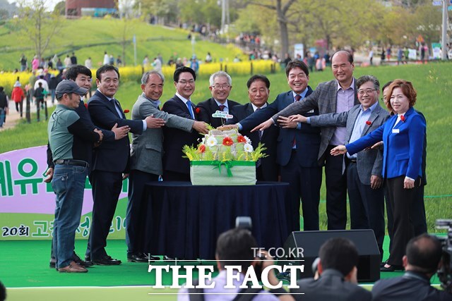 심덕섭 고창군수(왼쪽에서 5번째)가 청보리밭 축제 개막식이 열린 고창청보리밭에서 참석자들과 기념촬영을 하고 있다./고창군