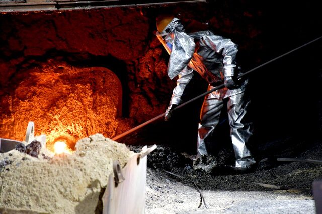 철강업계는 여름철 폭염에 대비해 근로자들의 안전 예방에 총력을 기울이고 있다. 사진은 포스코 포항제철소 작업자가 출선 작업을 하고 있는 모습. /포스코