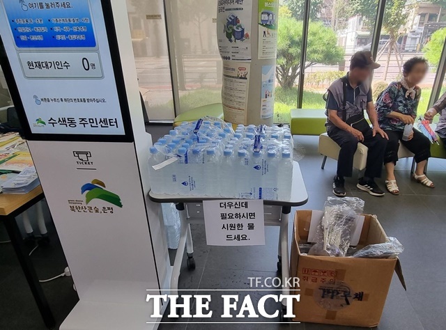 서울 은평구(구청장 김미경)는 2일부터 24일까지 폭염에 대비해 취약계층에게 무료로 시원한 생수를 제공한다고 밝혔다. 온열질환 발생에 대비하기 위해 수색동주민센터에 비치된 생수와 부채 모습. /은평구