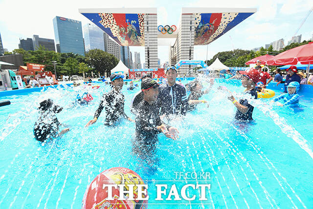 전국 대부분 지역에 폭염경보가 내려진 3일 오후 서울 송파구 올림픽공원 하하호호 올림픽 물놀이장에서 어린이들이 물놀이를 즐기고 있다. /박헌우 기자