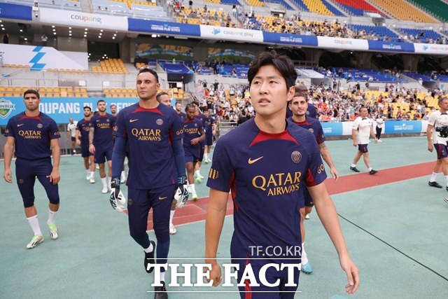 PSG 유니폼을 입고 처음 한국팬들에게 모습을 보이고 있는 이강인./PSG