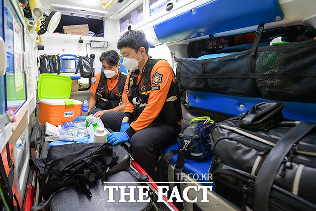 전국 대부분 지역에 폭염경보가 내려진 가운데 3일 오후 서울 종로구 119안전센터 소방대원들이 폭염 사고에 대비한 물품들을 점검하고 있다./장윤석 인턴기자