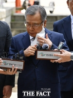  박영수 또 구속 기로…'망치로 휴대전화 부쉈나' 침묵