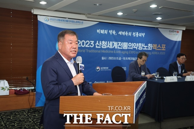 이승화 산청군수가 한국프레스센터 외신기자클럽라운지에서 산청군을 소개하며 2023산청세계전통의약항노화엑스포 기자회견을 하고 있다./산청세계전통의약항노화엑스포조직위원회