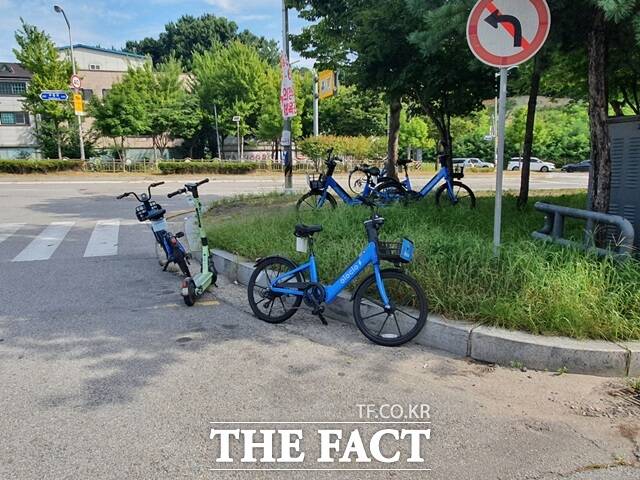 경기 의정부시 곳곳에 공유 자전거와 전동퀵보드의 무단 방치가 지속적으로 이어지면서 시민들의 불편 민원은 증가하고 있지만 이를 단속할 법안이 없어서 속수무책이다./고상규 기자