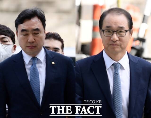 더불어민주당 전당대회 돈봉투 의혹 핵심 피의자로 거론되는 윤관석(왼쪽)·이성만 의원이 4일 오전 서울 서초구 서울중앙지방법원에서 열린 구속 전 피의자심문(영장실질심사)에 출석하고 있다. /이새롬 기자