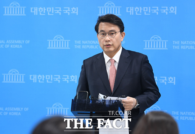 윤상현 국민의힘 의원은 5일 묻지마식 흉기 난동과 관련해 대통령 직속 대응 TF를 설치해야 한다고 말했다. /이새롬 기자