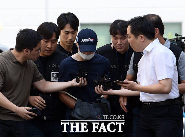 서현역 흉기 난동 사건 피의자 20대 최모 씨가 5일 구속됐다. 법원은 도주 우려가 있다며 구속영장을 발부했다. /이새롬 기자