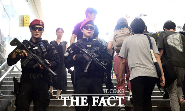 5일 오전 서울 강남역 지하쇼핑센터에서 무장한 경찰특공대원들이 순찰을 하고 있다.