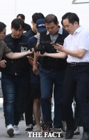  경찰 보호 속 법원 출석한 서현역 흉기난동 피의자 [포토]